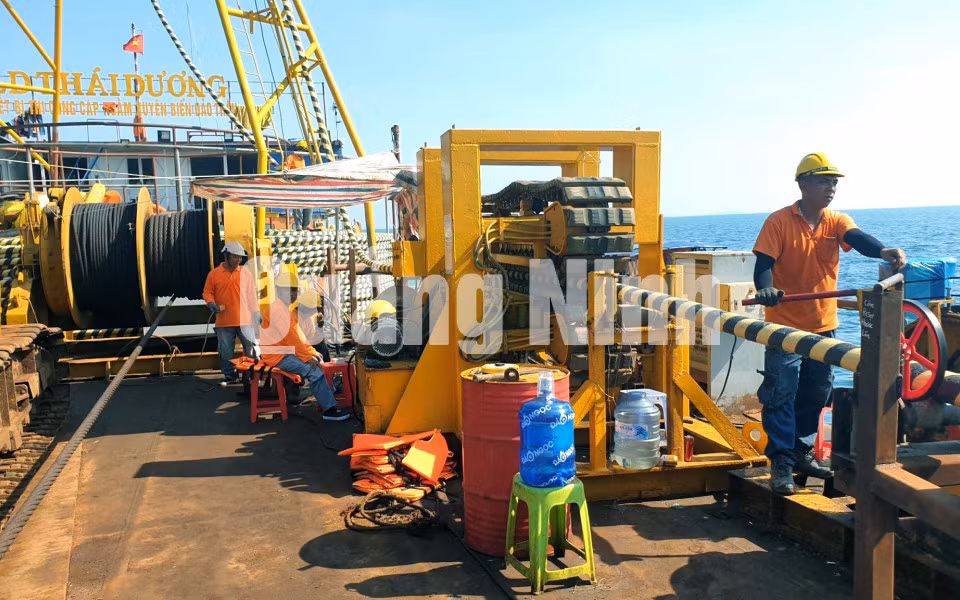 Thi công cáp ngầm 22kV (8-2020). Ảnh: Hoàng Nga