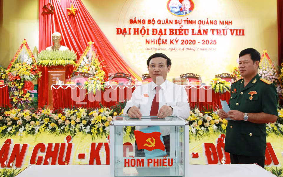 Các đại biểu bỏ phiếu bầu Ban Chấp hành Đảng bộ Quân sự tỉnh khóa VIII (7-2020). Ảnh: Thu Chung