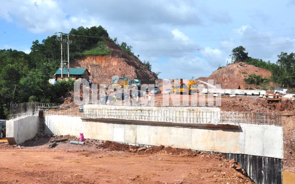 Các nhà thầu đẩy nhanh tiến độ dự án Đường giao thông trục chính đấu nối các khu chức năng của KKT Vân Đồn. Ảnh: Thái Cảnh.