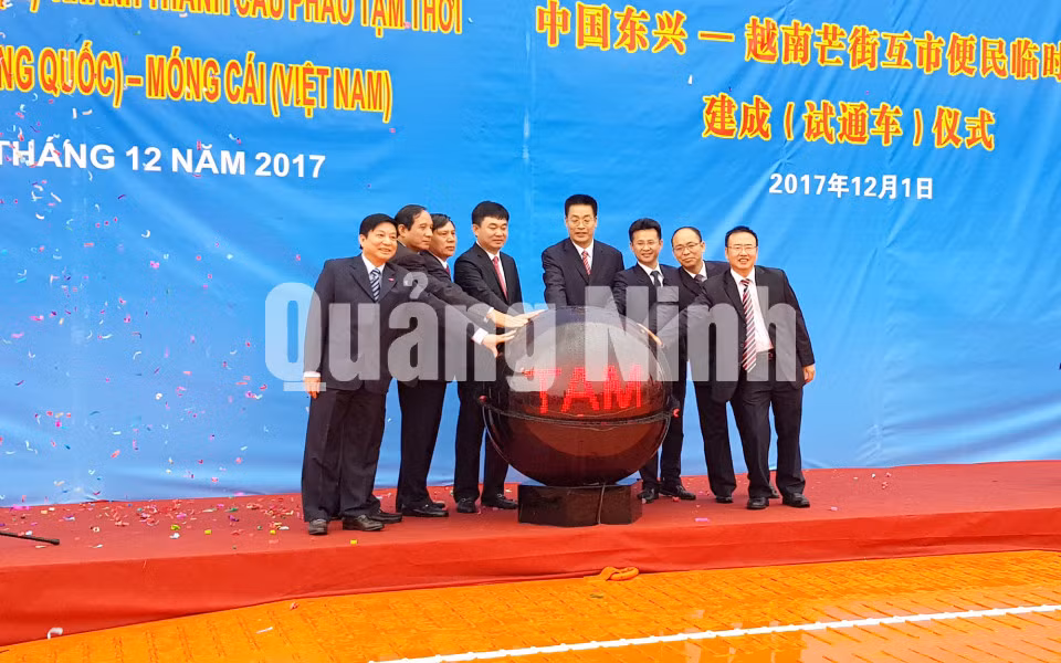 Các đại biểu phát lệnh thông xe cầu phao tạm Km 3+4 trên sông biên giới Ka Long (12-2017). Ảnh: Hữu Việt