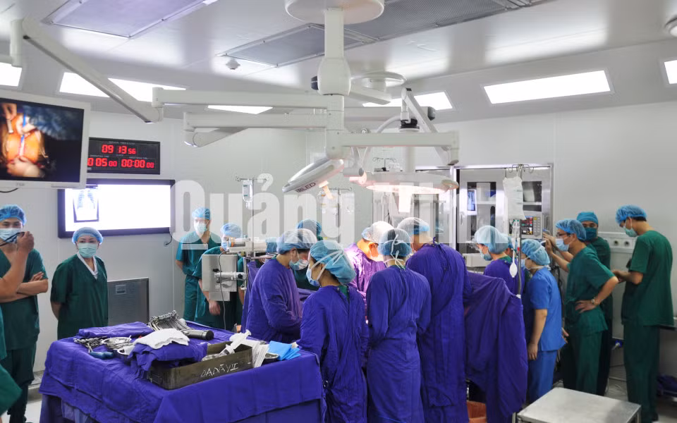 Ca mổ tim hở đầu tiên tại Trung tâm Phẫu thuật và can thiệp mạch. Ảnh: Hoàng Quý