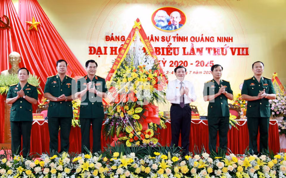 Lãnh đạo Quân khu 3 tặng hoa chúc mừng đại hội (7-2020). Ảnh: Thu Chung