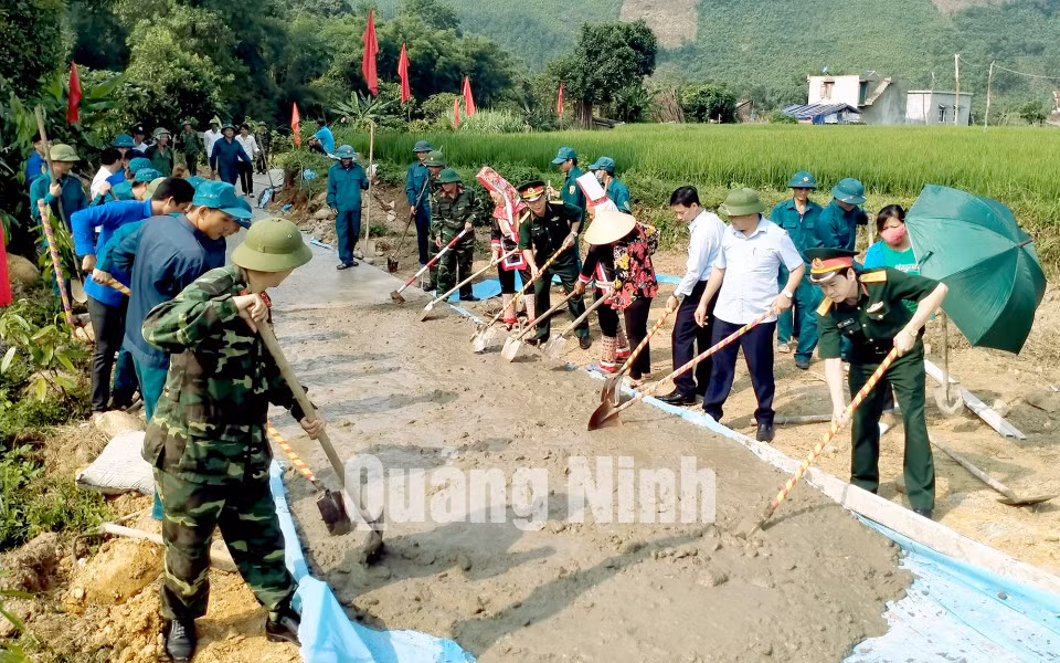 Ban CHQS huyện Đầm Hà phối hợp với Ban CHQS TP Uông Bí tổ chức khởi công xây dựng tuyến đường NTM tại bản Tài Sáy, xã Quảng Lâm (huyện Đầm Hà). Ảnh: Phạm Hà (Bộ CHQS tỉnh)