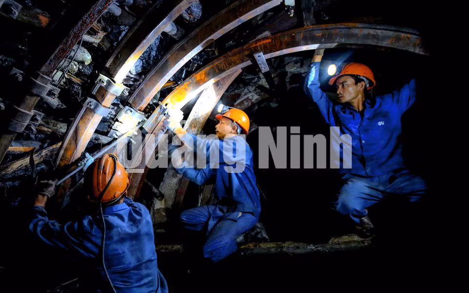 Những người thợ đang củng cố lò tại lò tuynel Tây Khe Sim (11-2019). Ảnh: Phạm Học