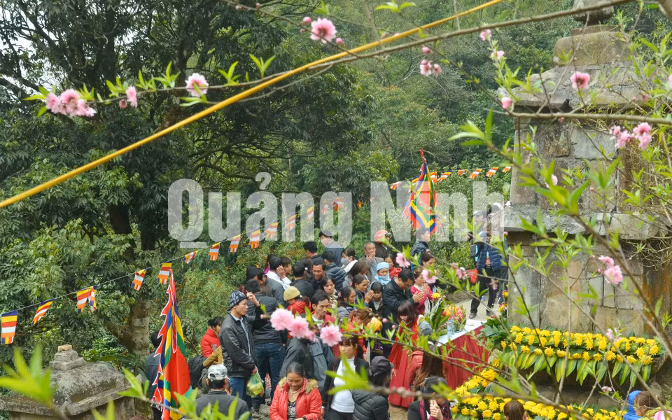 Du khách thắp hương lễ phật tại am Ngọa Vân. Ảnh: Phạm Học
