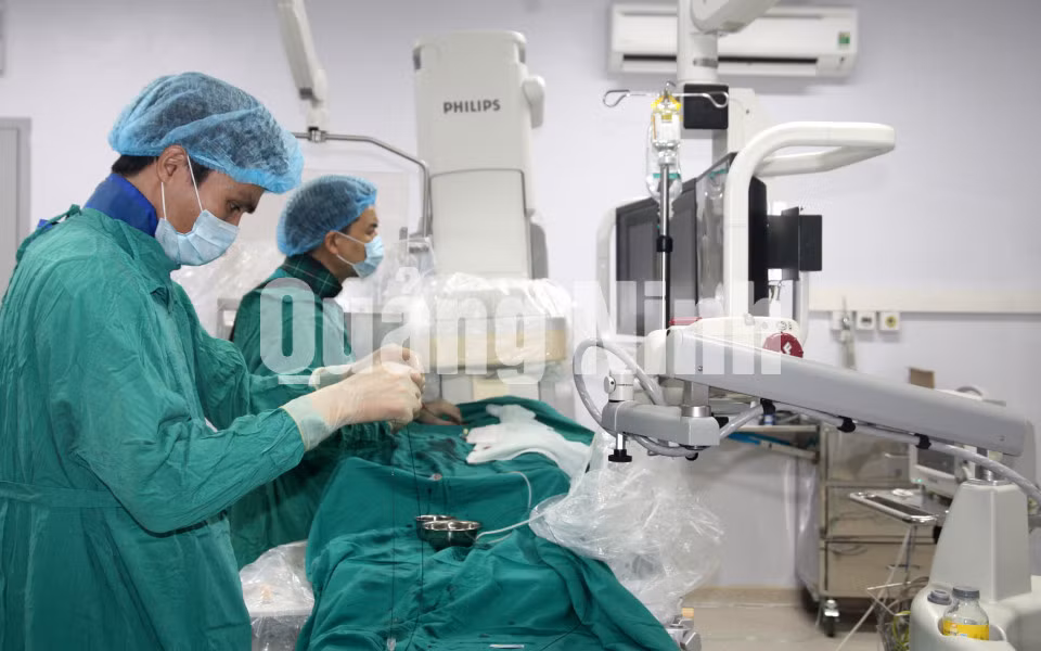 Các bác sĩ Khoa Chẩn đoán hình ảnh, thực hiện kỹ thuật điện quang can thiệp nội mạch cho bệnh nhân trên hệ thống DSA. Ảnh: Hoàng Quý