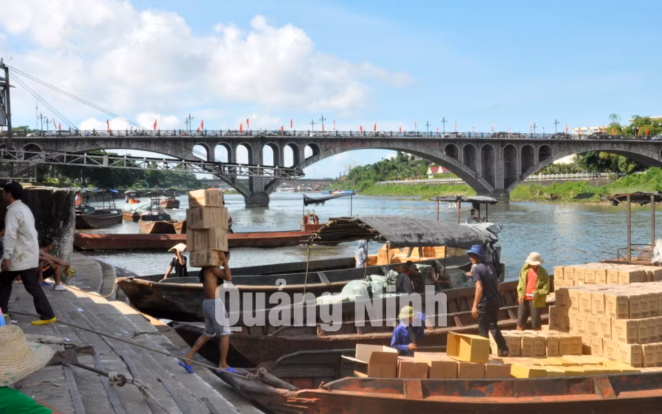 Bốc hàng xuất khẩu tại cửa khẩu Ka Long. Ảnh: Hữu Việt
