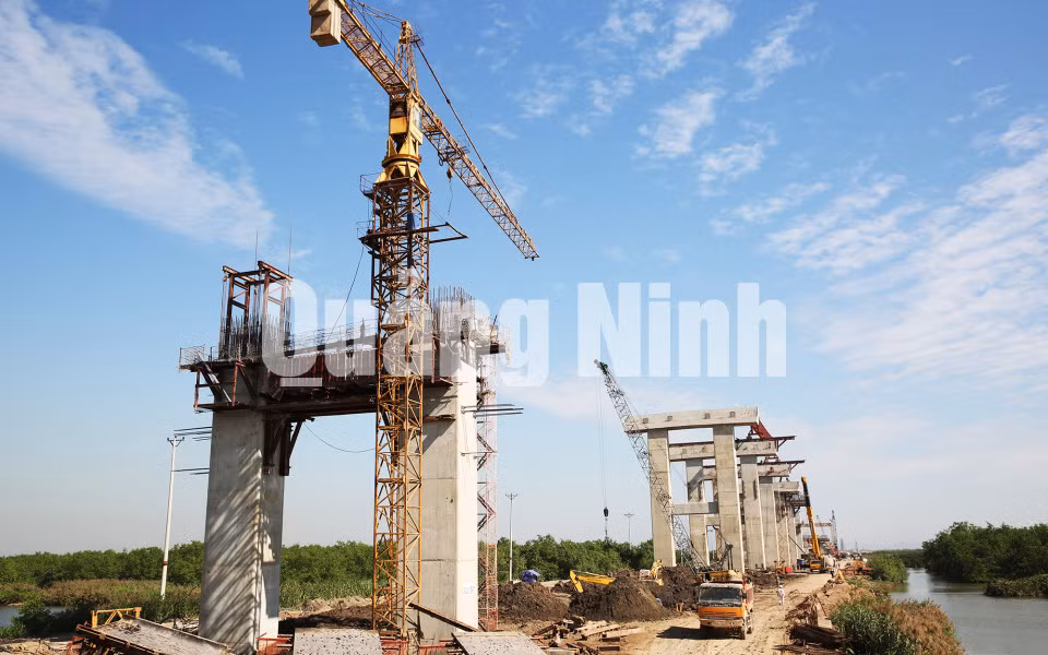 Thi công thân trụ đường dẫn cầu Bạch Đằng (12-2016). Ảnh: Đỗ Phương