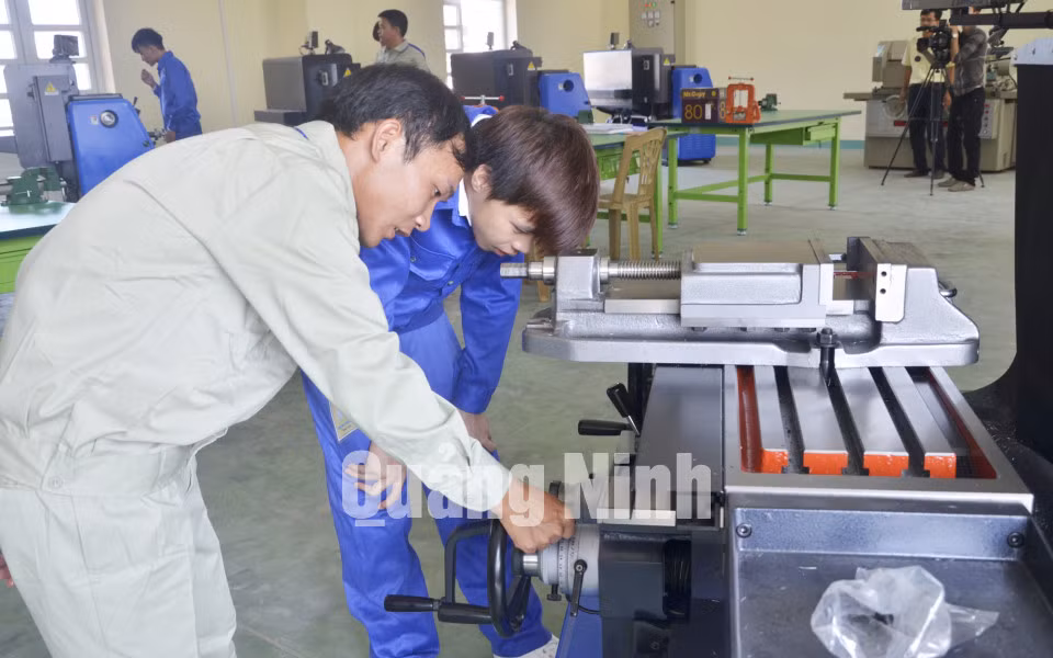 Sinh viên Trường Cao đẳng nghề Việt - Hàn Quảng Ninh học tại xưởng thực hành nghề cắt gọt kim loại. Ảnh: Phương Thúy