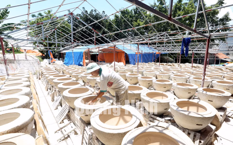 Sản xuất gốm sứ là một trong những nghề chính của người dân xã Đức Chính (6-2018). Ảnh: Khánh Giang