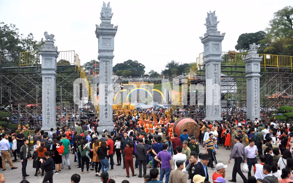 Người dân và khách thập phương tham gia lễ rước Đức Ông vi hành tại Lễ hội đền Cửa Ông (3-2018). Ảnh: Minh Hà