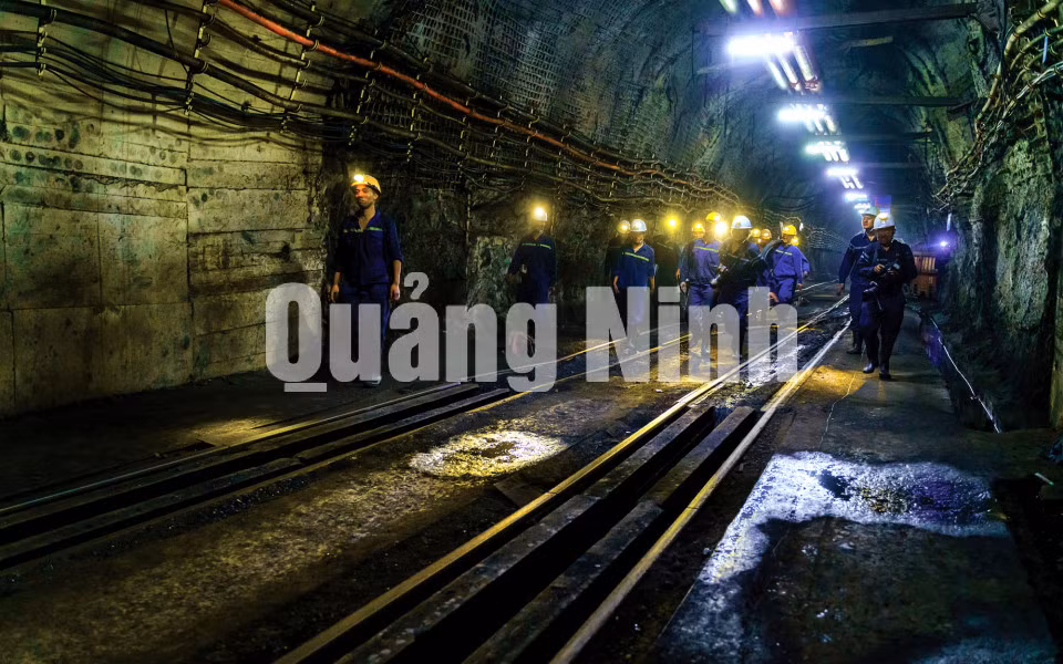 Thợ mỏ Hà Lầm trong giờ vào ca (4-2020). Ảnh: Dương Phượng Đại.
