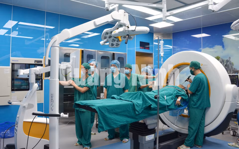 Hệ thống máy định vị dẫn đường (Navigition) áp dụng trong phẫu thuật sọ não và cột sống tại Bệnh viện Bãi Cháy (9-2018). Ảnh: Nguyễn Hoa