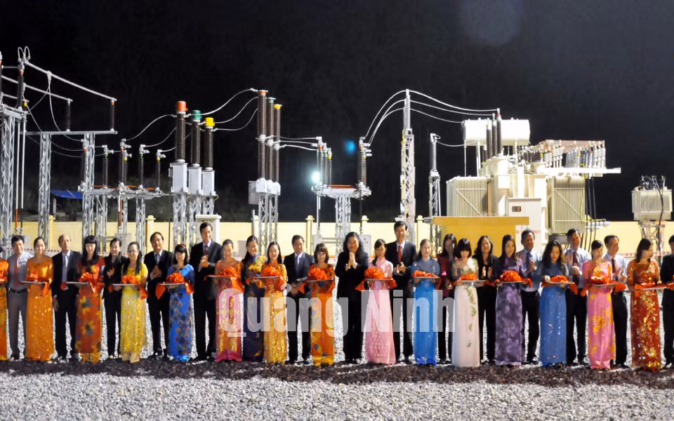 Đúng 16h30 hôm nay 16-10-2013, tại Trạm biến áp 110kV xã Hạ Long, huyện Vân Đồn, UBND tỉnh Quảng Ninh, Tổng Công ty Điện lực miền Bắc đã tổ chức khánh thành dự án đưa điện lưới ra huyện đảo Cô Tô.