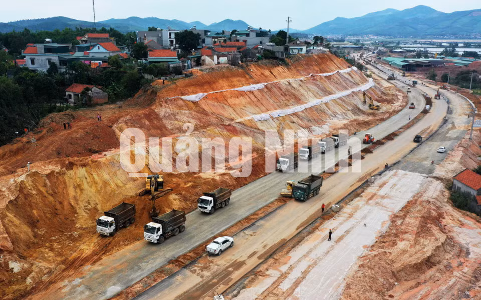 Thi công các mái ta luy (10-2020). Ảnh: Đỗ Phương