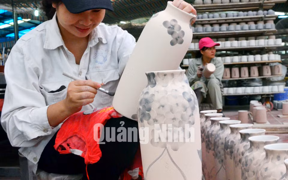 Vẽ sản phẩm là một công đoạn hết sức quan trọng, thể hiện nét riêng qua từng đôi bàn tay khéo léo của những thợ gốm nơi đây (10-2018). Ảnh: Tạ Quân