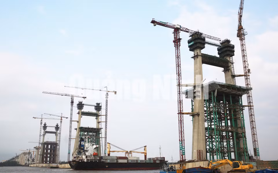 Cầu Bạch Đằng được thiết kế 3 trụ tháp chữ H, biểu tượng kết nối 3 thành phố kinh tế trọng điểm phía Bắc Hà Nội - Hải Phòng - Hạ Long (4-2017). Ảnh: Đỗ Phương