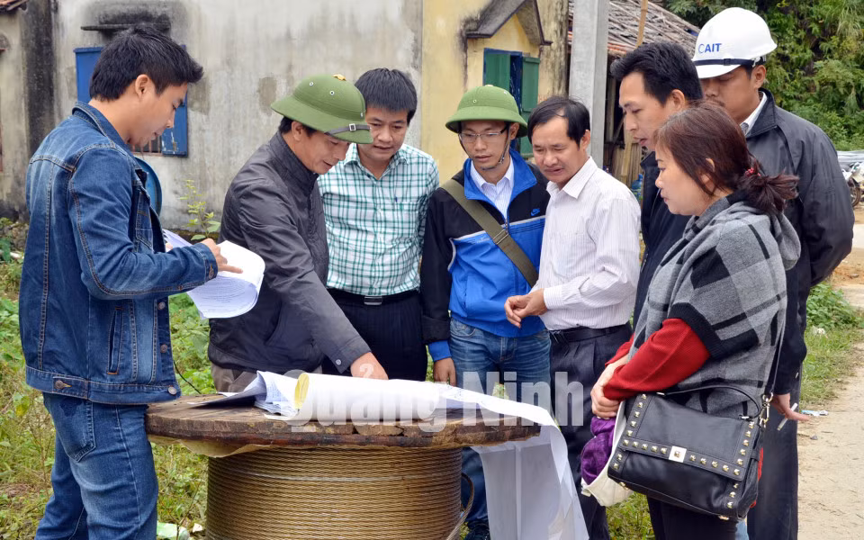 Lãnh đạo Công ty Điện lực miền Bắc chỉ đạo thi công.
