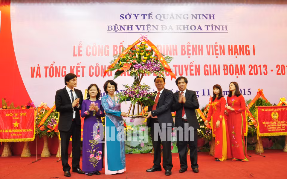 Đồng chí Vũ Thị Thu Thủy, Phó Chủ tịch UBND tỉnh tặng hoa chúc mừng Bệnh viện Đa khoa Quảng Ninh