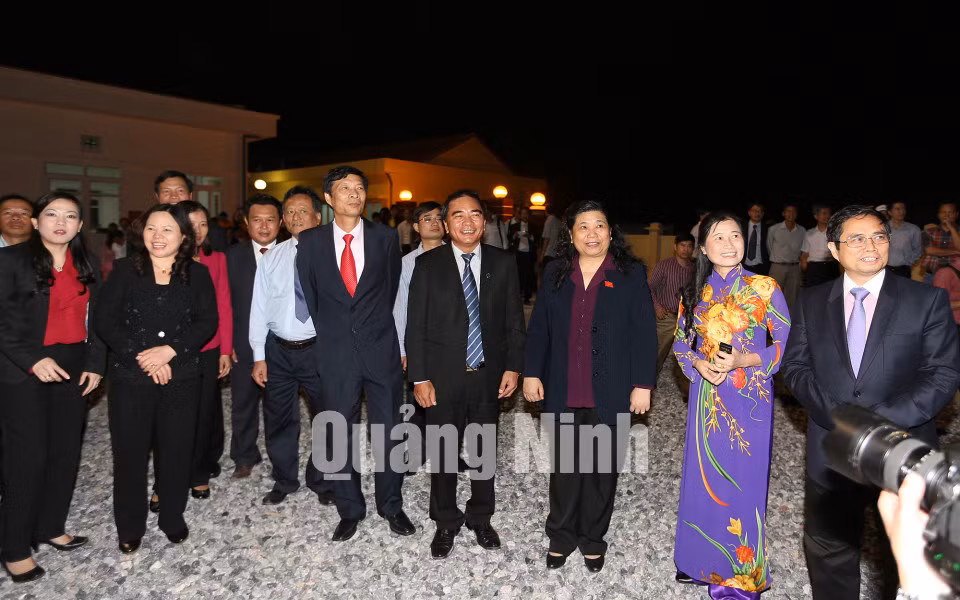 Dự án đưa điện lưới ra huyện đảo Cô Tô, tháng 11-2012 ảnh 16