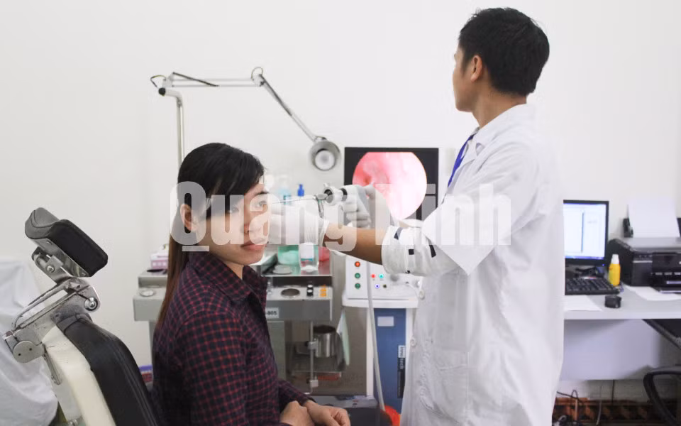 Bác sĩ khám bệnh cho người dân. Ảnh: Hoàng Phượng (Trung tâm TT-VH Cô Tô)