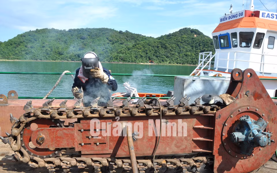 Toàn bộ các thiết bị thực hiện xẻ rãnh được chế tạo bằng titan và gia công lắp đặt ngay trên tàu.