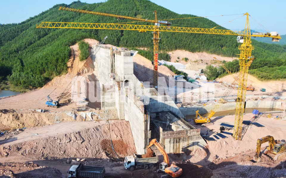 Thi công hồ chứa nước Khe Cát. Ảnh: Thanh Hoa