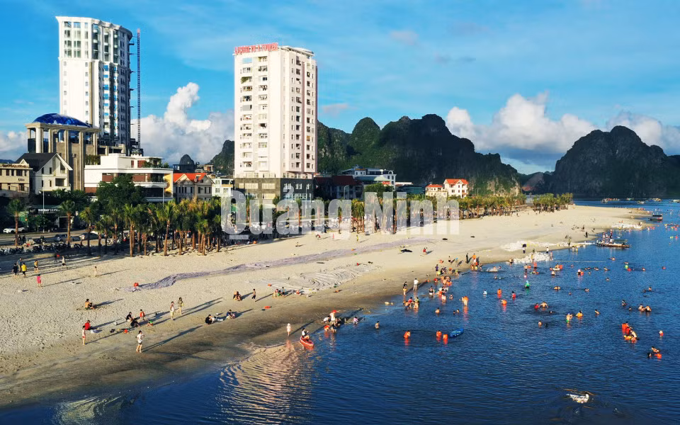 Bãi tắm Hòn Gai (10-2020). Ảnh: Đỗ Phương