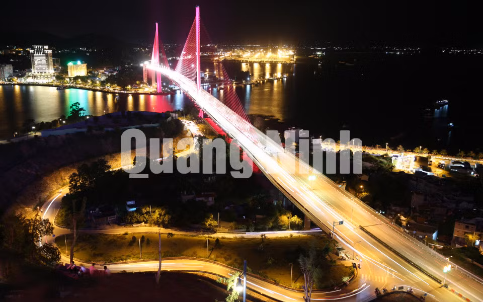 Cầu Bãi Cháy rực rỡ trong đêm (6-2016). Ảnh: Đỗ Phương