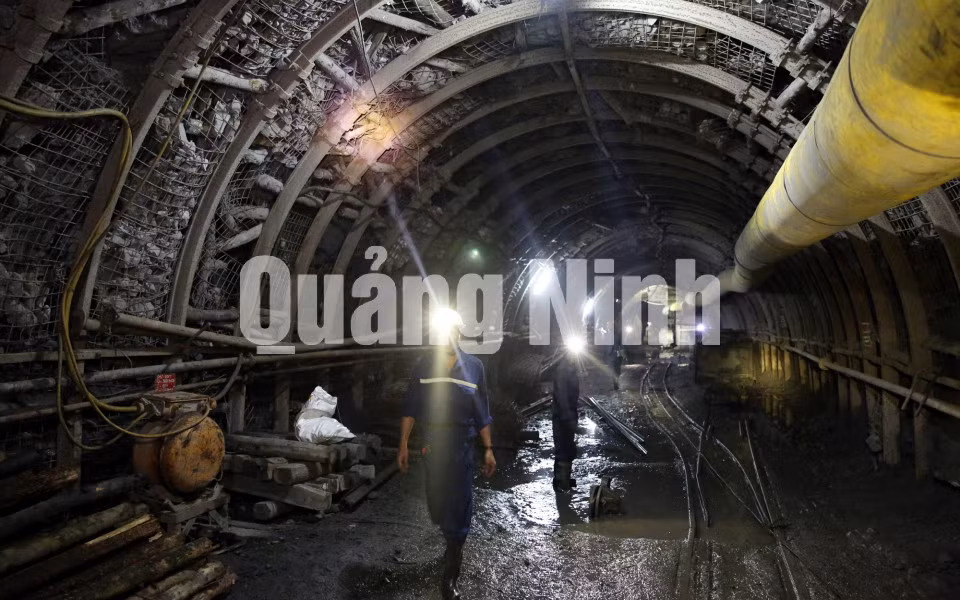 Đường lò Giếng mức -410. Ảnh: Đặng Nhung
