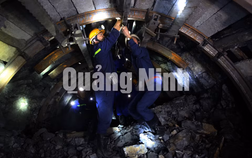 Công nhân Công ty Xây lắp mỏ đào liên thông tuyến đường lò mỏ Đồng Vông sang mỏ Vàng Danh (1-2020). Ảnh: Phạm Tăng