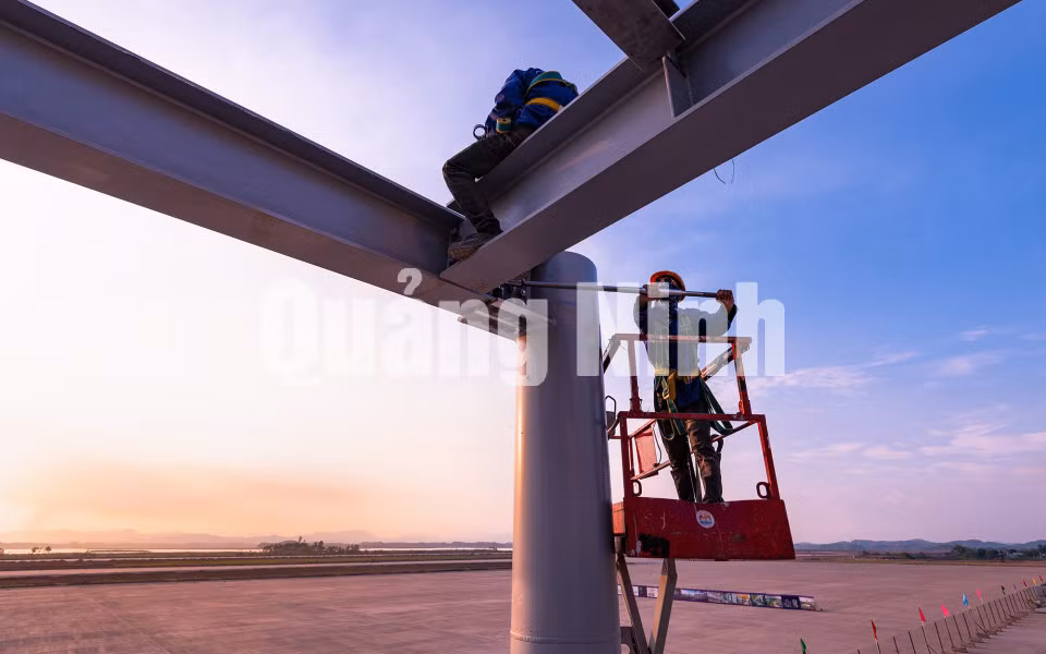 Vặn các vít cầu dẫn. Ảnh: Thành Chung