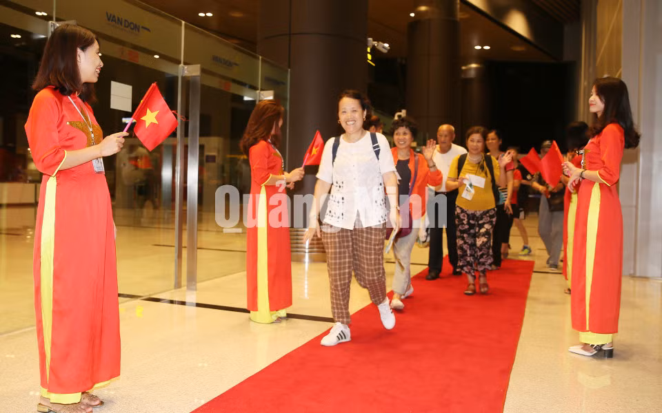 Những vị khách trên chuyến bay Hồ Nam - Vân Đồn đầu tiên vào nhà ga (24-7-2019). Ảnh: Đỗ Phương