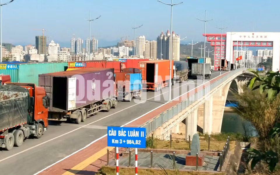 Hoạt động xuất nhập khẩu qua cửa khẩu Bắc Luân II (12-2020). Ảnh: Đàm Tuấn