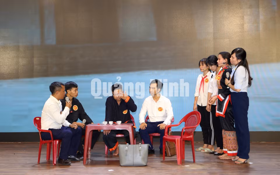 Các tình huống đặt ra trong các tiểu phẩm phản ánh rõ nét những yêu cầu của công tác dân vận trong tình hình mới (9-2020). Ảnh: Khánh Giang