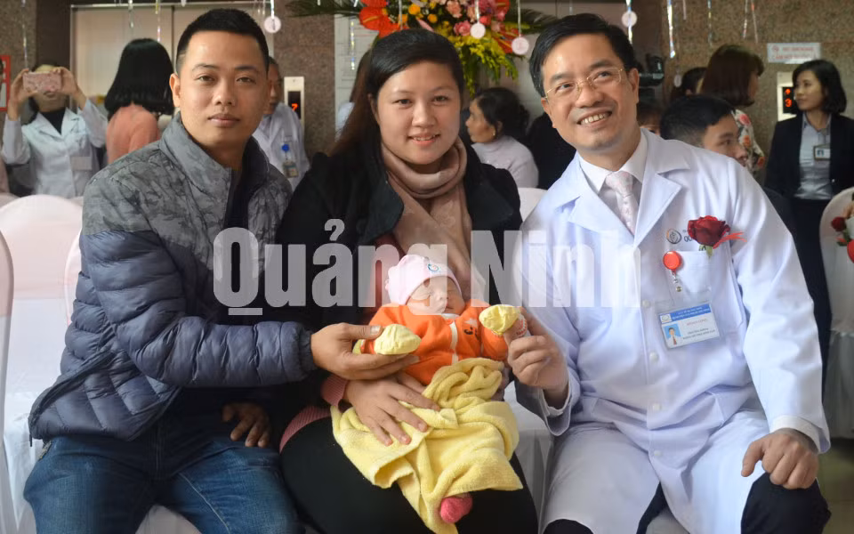 Em bé đầu tiên ra đời bằng phương pháp thụ tinh trong ống nghiệm tại Quảng Ninh, tháng 12-2017 ảnh 4