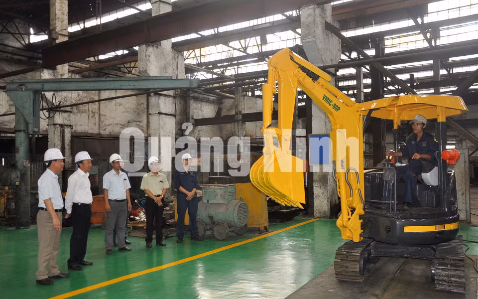 Lãnh đạo Tập kiểm tra sản phẩm máy xúc dùng trong hầm lò do VMIC chế tạo. Ảnh: VMIC