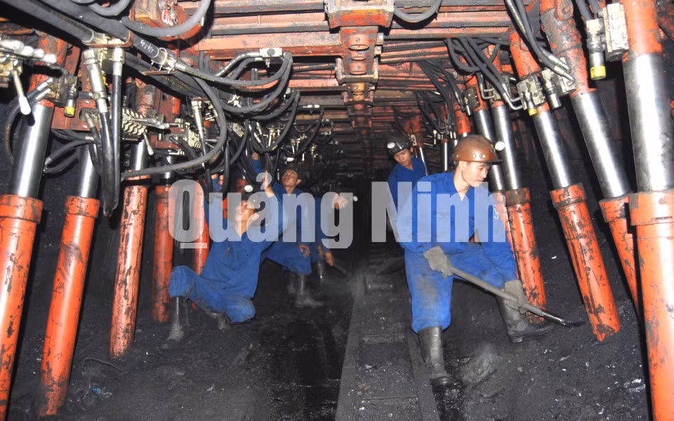 Khai thác than tại lò chợ. Ảnh: Quang Việt