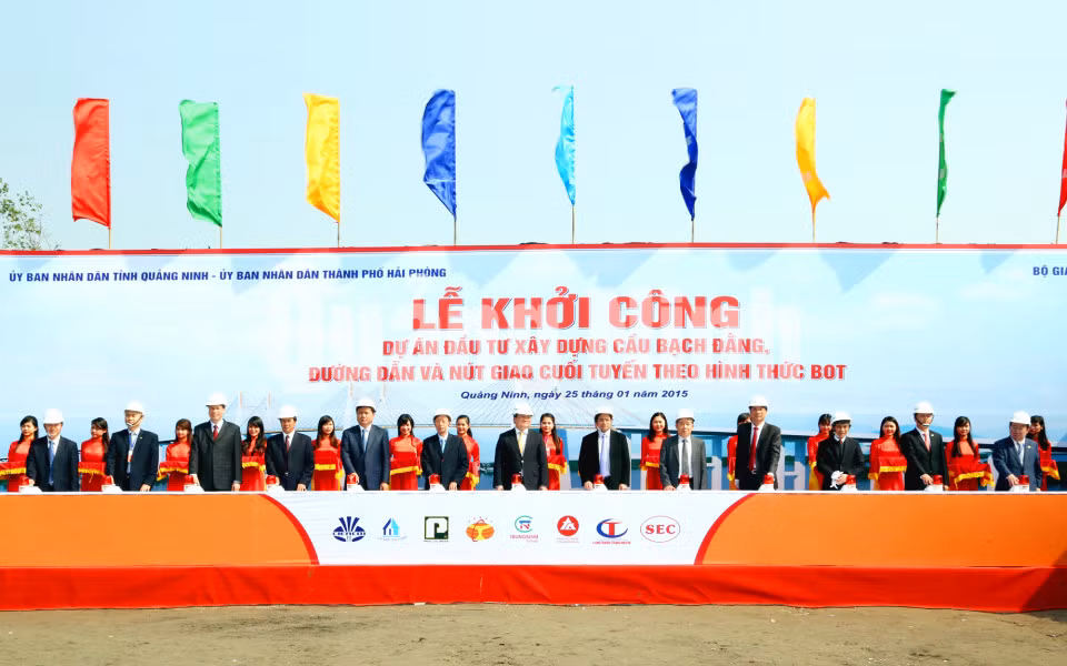 Sáng 25-1-2015, tại đầu sông Bạch Đằng thuộc địa phận xã Liên Vị, TX Quảng Yên (Trụ P21, Km22+700) tỉnh Quảng Ninh đã long trọng tổ chức Lễ khởi công Dự án đầu tư xây dựng cầu Bạch Đằng. Ảnh: Khánh Giang