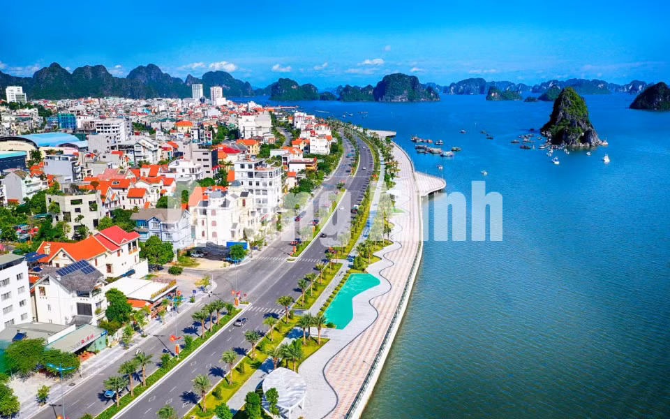 Mặt đường Trần Quốc Nghiễn mở rộng từ 4 lên 6 làn xe với hệ thống điện chiếu sáng, khuôn viên xanh, đẹp (5-2020). Ảnh: Hùng Sơn.