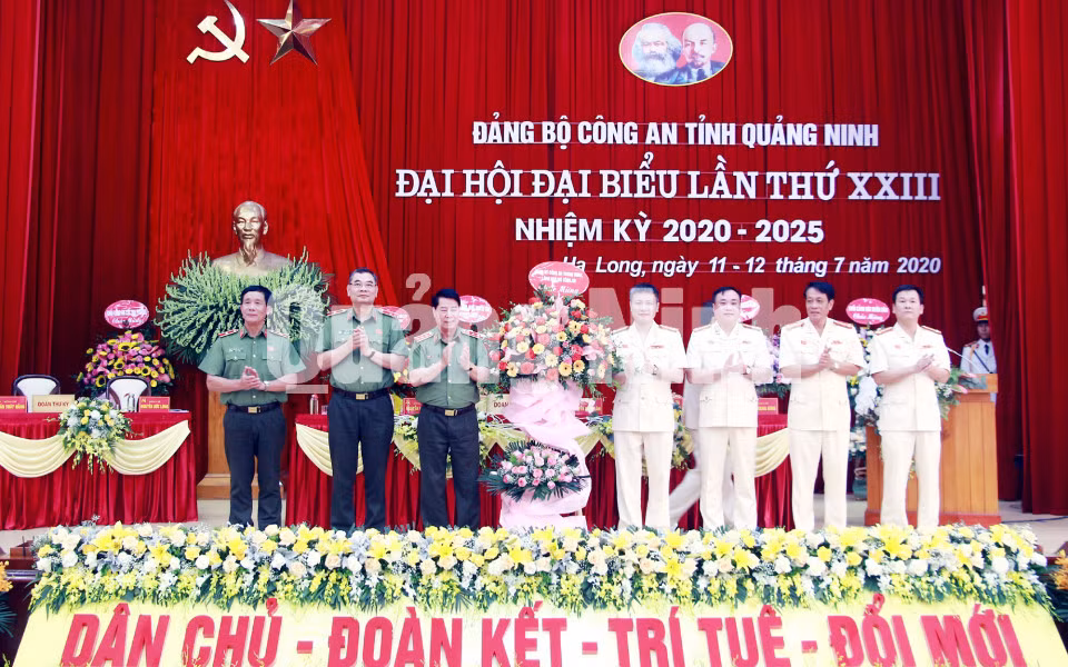 Thượng tướng Bùi Văn Nam, Thứ trưởng Bộ Công an tặng lẵng hoa chúc mừng Đại hội (7-2020). Ảnh: Mạnh Trường