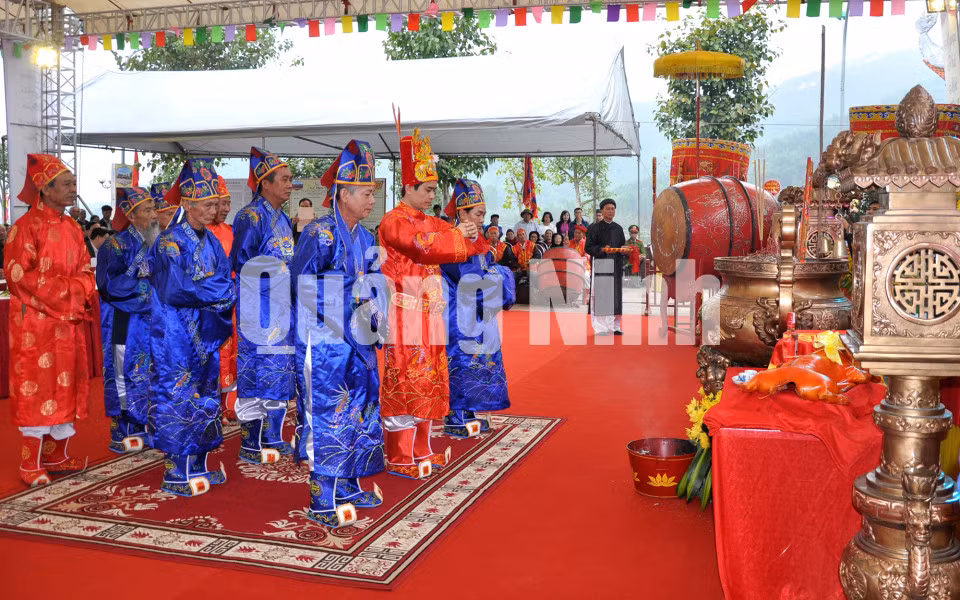 Thực hiện nghi lễ đọc chúc văn khai hội Thái Miếu nhà Trần (2-2019). Ảnh: Phan Hằng