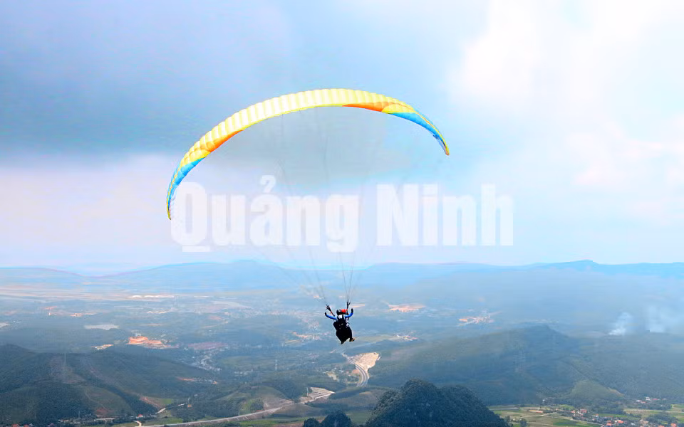 Lễ hội dù lượn với chủ đề "Bay trên vùng di sản" (5-2019). Ảnh: Nguyễn Dung