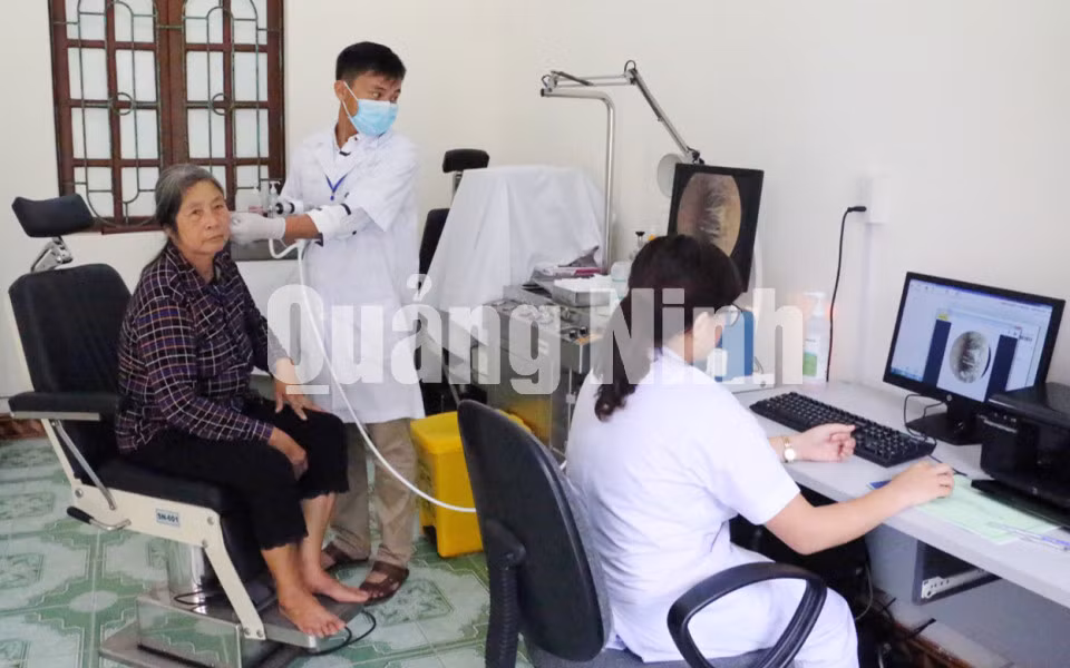 Nội soi tai cho người dân địa phương. Ảnh: Minh Đức