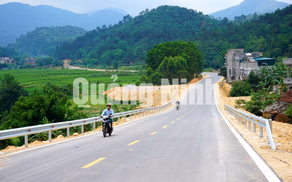Tuyến đường Bình Liêu - Húc Động được đầu tư khang trang, rộng rãi (9-2020). Ảnh: Nguyễn Thanh