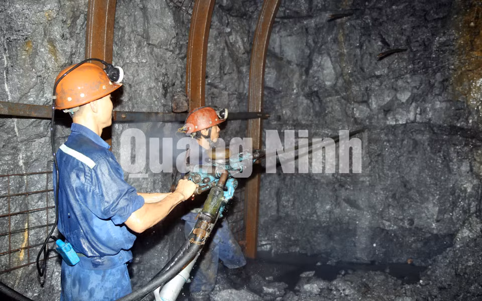 Công nhân sử dụng máy khoan công suất lớn kết hợp nổ mìn phá đá để thi công lò đá xuyên vỉa. Ảnh: Đỗ Phương