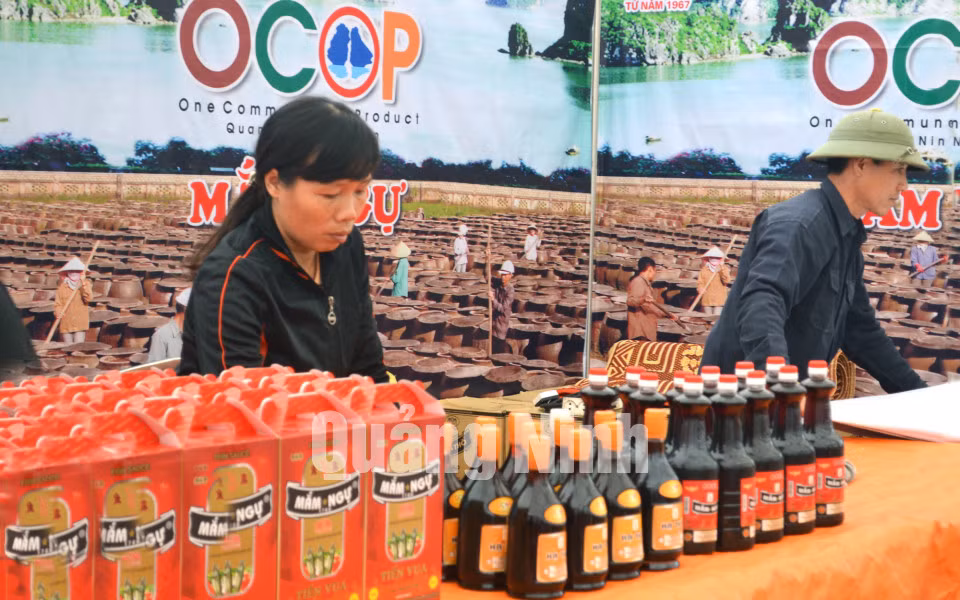 Sản phẩm nước mắm của Công ty được bày bán tại Hội chợ OCOP. Ảnh: Cao Quỳnh