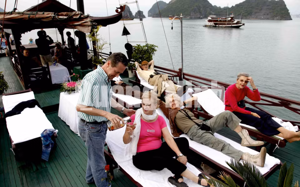 Du khách quốc tế nghỉ ngơi thư giãn trên các tàu đạt tiêu chuẩn như tàu Quang Minh (9-2017). Ảnh: Khánh Giang
