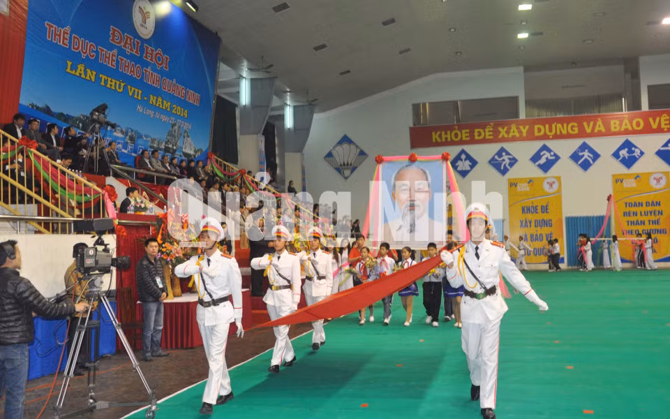 Màn rước cờ Tổ quốc và ảnh Bác Hồ tại lễ khai mạc.