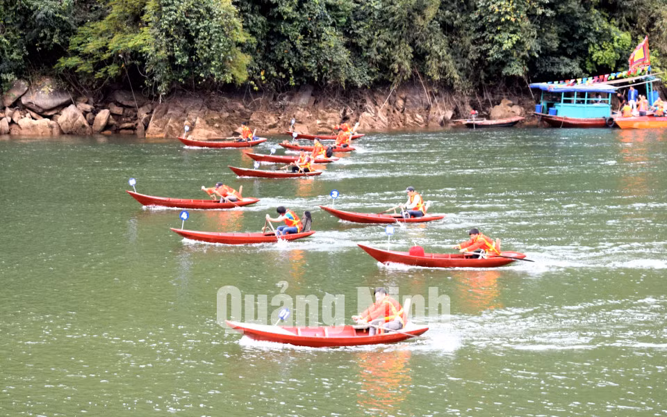 Hội thi đua thuyền của các xã trên địa bàn huyện (4-2018). Ảnh: Thành Công